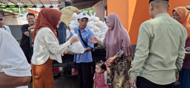 
 Kediaman Bupati Situbondo Ramai Dikunjungi Lansia, Bantuan Sembako Dibagikan Jelang Idul Fitri