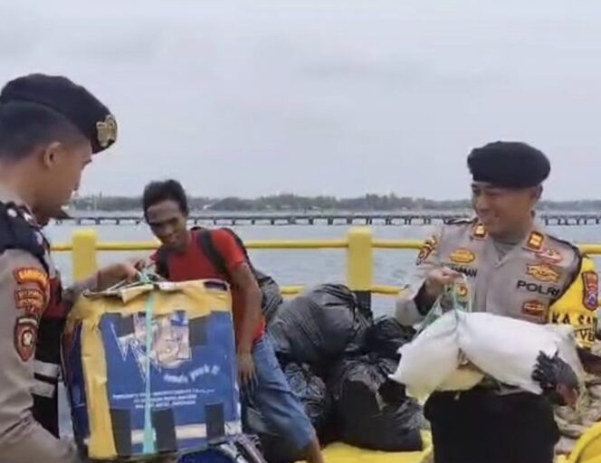 
 Dukung Kelancaran Pemudik di Pelabuhan Jangkar, Polisi Bantu Pemudik Angkat Barang