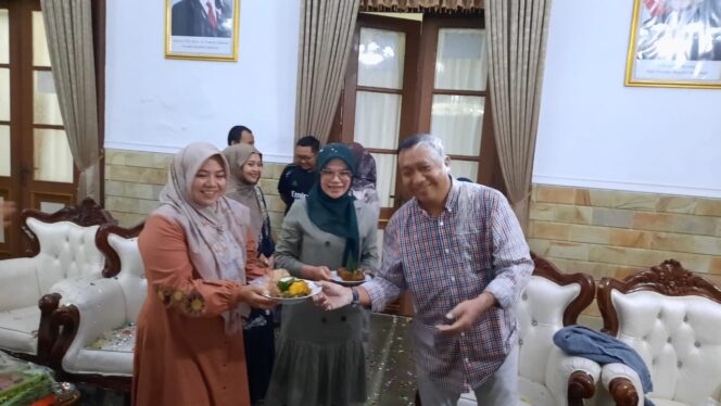 
 Kejutan Tengah Malam Penuh Haru, Wakil Bupati Situbondo Beri Kejutan Ulang Tahun untuk Mas Rio