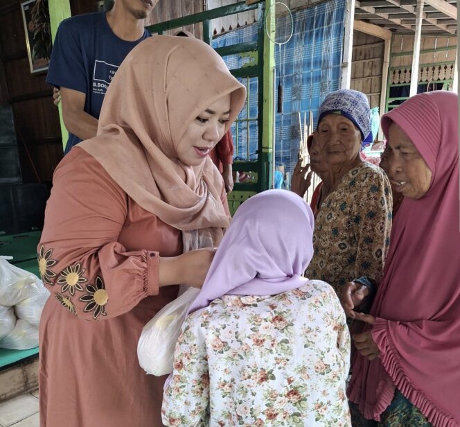 
 Kediaman Wabup Ulfi Banjir Berkah: Ratusan Paket Sembako Dibagikan untuk Sesama