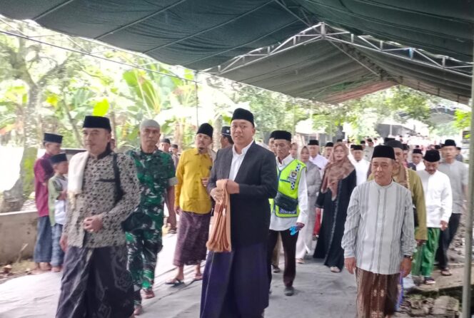 
 Idul Fitri Berbeda: Bupati Situbondo Pilih Masjid Pelosok, Wujudkan Kedekatan dengan Masyarakat