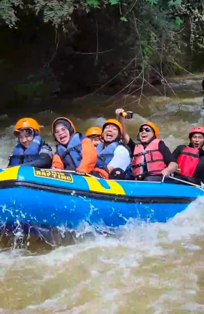 
 Bupati, Mas Rio pun Tertantang! Intip Keseruan Arung Jeram di Sungai Belerang Situbondo