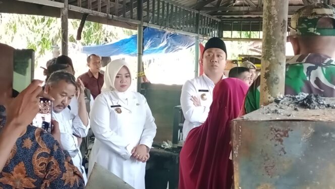 
 Pemkab Situbondo Rangkul 9 Pedagang yang Kehilangan Mata Pencaharian Akibat Kebakaran