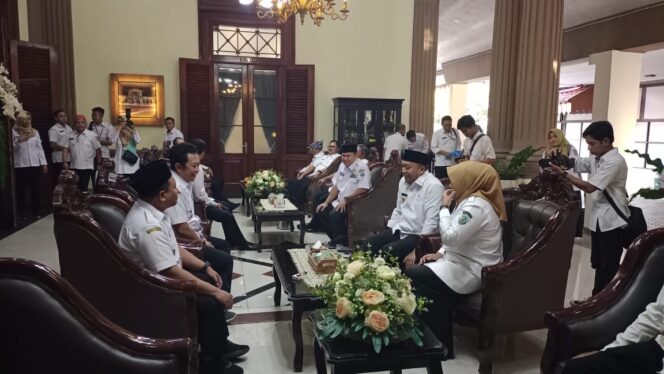 
 Pelukan Hangat, Ide Brilian: Dua Bupati Jatim Kolaborasi Demi Kemajuan Daerah