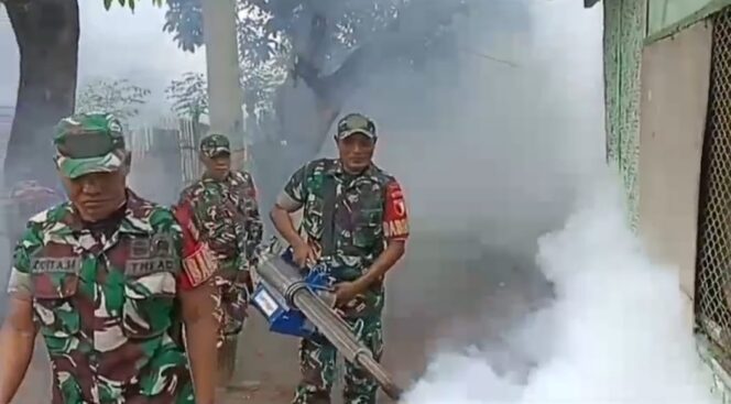 
 Babinsa Jangkar Sigap Dampingi Fogging, Perangi DBD di Kampung Bringin