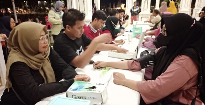 
 KTP-mu Sakti! Bisa Cek Kesehatan Gratis di Ambu Gellu Setiap Malam Minggu di Alun-alun Situbondo