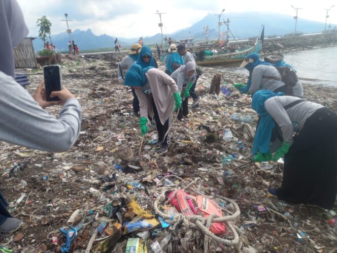 
 PKK Situbondo Jadi Garda Terdepan: 36 Ton Sampah Pantai Berhasil Disingkirkan