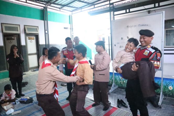 
 Polisi Hadirkan Keceriaan di SLB Dharma Wanita, Makan Bergizi untuk Siswa Disabilitas