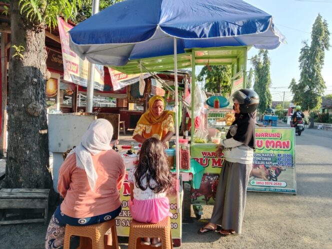 
 Viral Dadakan! Sarapan Bareng Bupati, Omzet Lontong Madura Bu Man Langsung Meledak