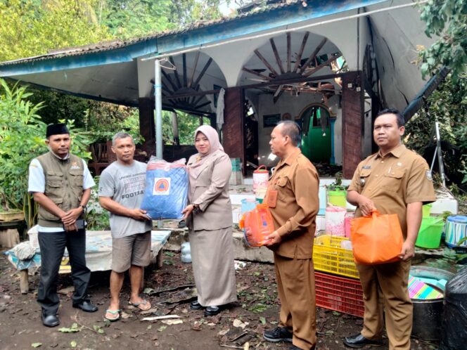 
 Kunjungi Warung Tertimpa Pohon, Mbak Ulfi Berikan Paket Sembako