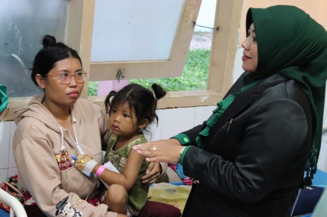 
 Balita Digigit Ular Cobra, Wabup Ulfi Langsung Jenguk ke RSU Situbondo