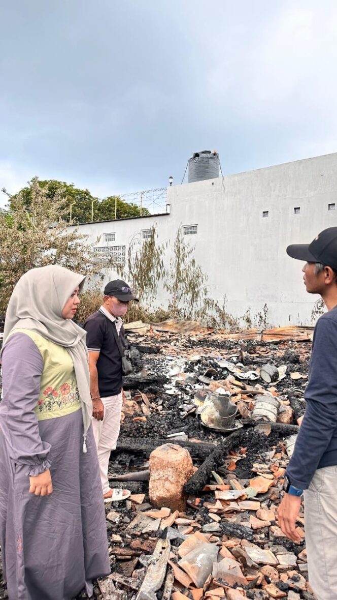 
 Disela sela Kesibukannya, Mbak Ulfi Sempatkan Datang Langsung Bertemu Korban Rumah Kebakaran
