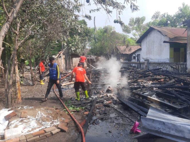 
 Rumah Milik Nenek 60 Tahun Ludes Terbakar, Api Merembet ke Gedung Sekolah