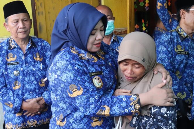 
 Tangis Korban Rumah Kebakaran Terhenti Saat Mbak Ulfi Datang