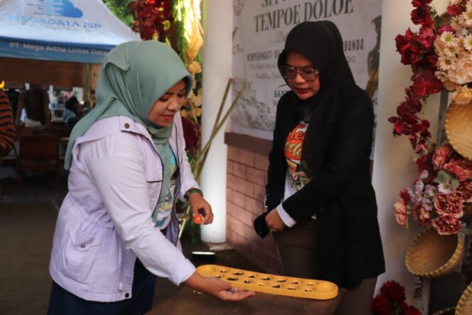 
 Penuh gembira, Saat Mbak Ulfi Bersama Mbak Una Memainkan Permainan Bola Bekel