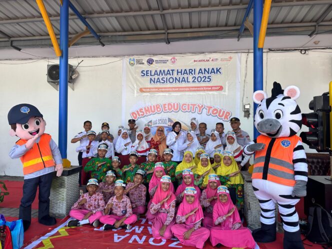 
 Peringati Hari Anak Nasional 2025, Mbak Ulfi Ajak Puluhan Anak Sekolah Mengenal Rambu Lalulintas