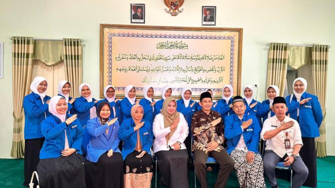 
 Wakil Bupati Situbondo Ulfiyah Lepas Keberangkatan Puluhan Peserta Lomba MQK