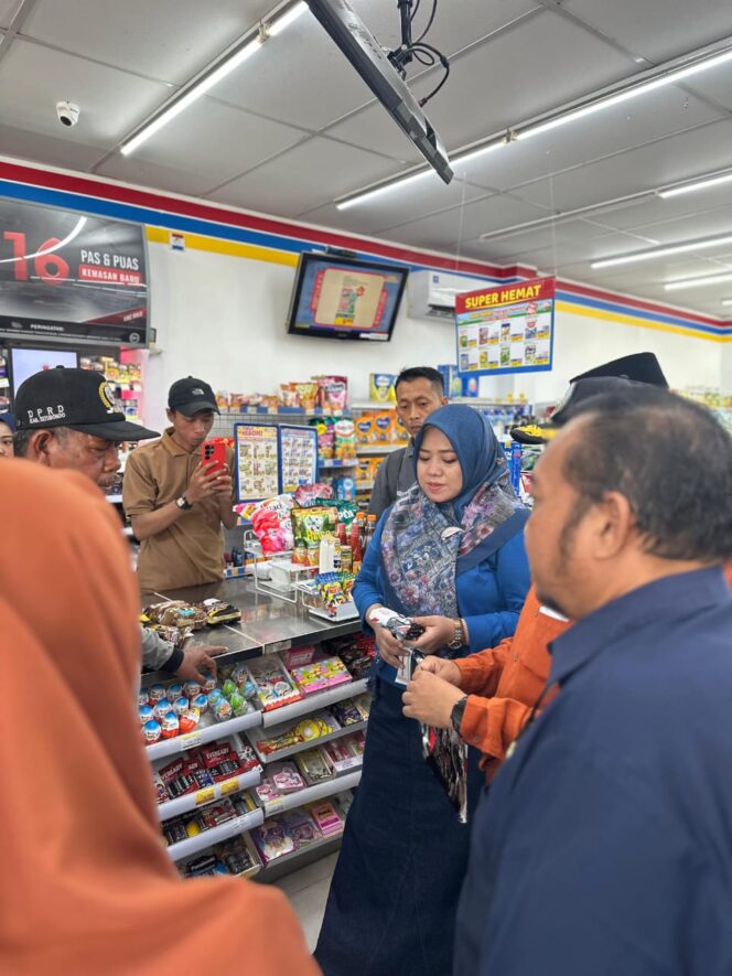 
 Wakil Bupati Situbondo Ulfiyah Bersama DPRD Lakukan Sidak, Temukan Gula Refinasi Dijual dan Dikemas Bersama Kopi