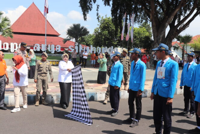 
 Wakil Bupati Situbondo Ulfiyah Lepas Peserta Gerak Jalan Meriahkan HUT RI ke-80