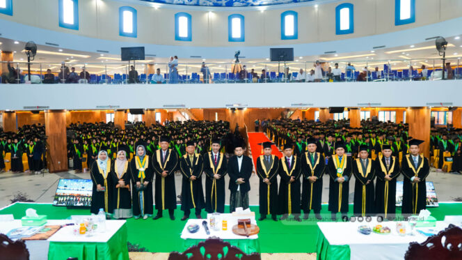 
 Wisuda ke XXXIV Universitas Ibrahimy, Pengasuh Pondok Pesantren Salafiyah Syafi’iyah Sukorejo Berikan Penghargaan Umroh pada 2 Mahasiswa Terbaik