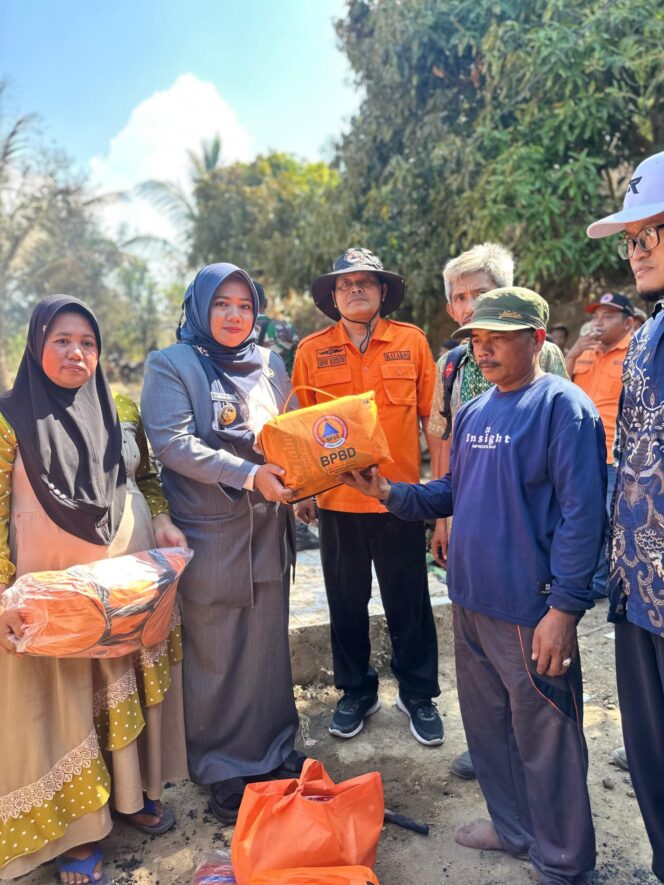 
 Rumah dan Toko Hangus Terbakar, Wabup Ulfi Langsung Datang Berikan Bantuan