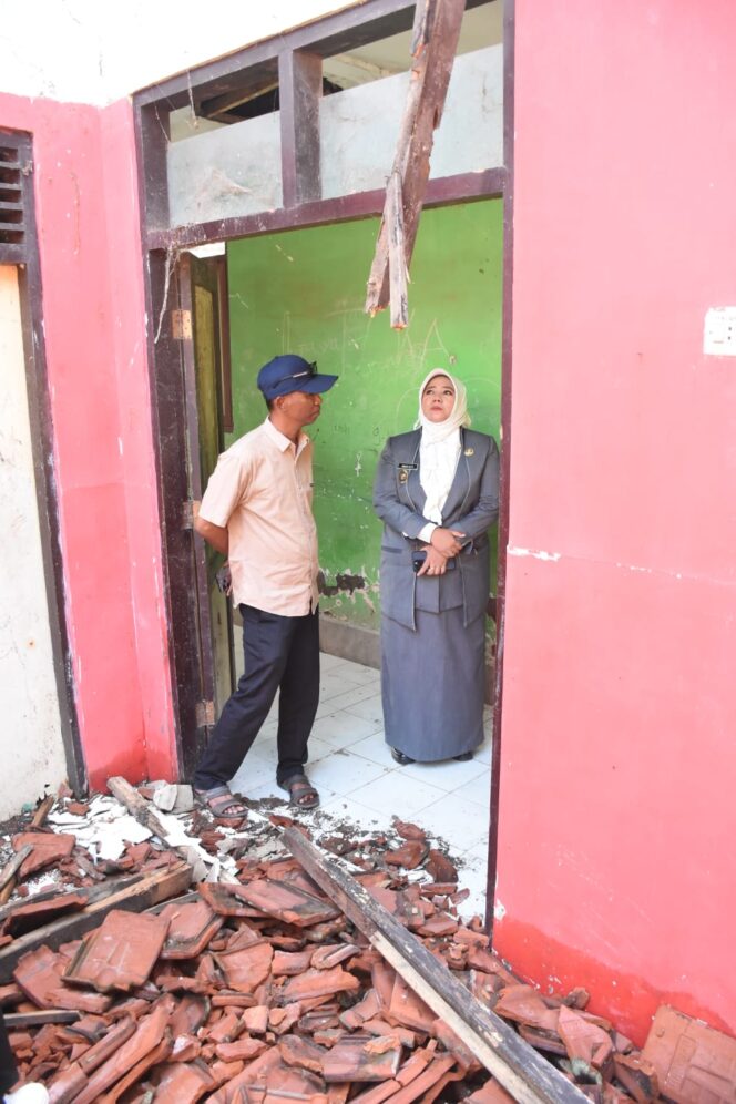 
 Tiga Atap Ruang Kelas SDN Sembilan Kilensari Ambruk, Wabup Ulfiyah Pastikan Awal Tahun 2026 Sudah Bisa Dibangun Sempurna