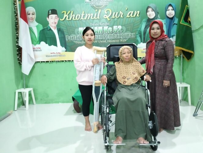 
 Bentuk Kepedulian Sosial, Zainiye Berikan Bantuan Kursi Roda 