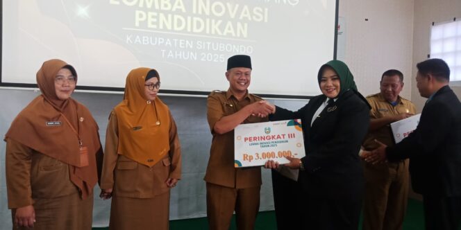 
 Wabup Ulfiyah Serahkan Pada Sebelas Pemenang Lomba Inovasi Pendidikan Tahun 2025 dan Inovasi Daerah Kategori Sekolah tahun 2024