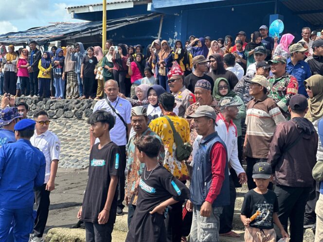 
 Tradisi Petik Laut Desa Wonorejo, Wabup Ulfiyah Bersama Nelayan Larung Gitek Sesaji