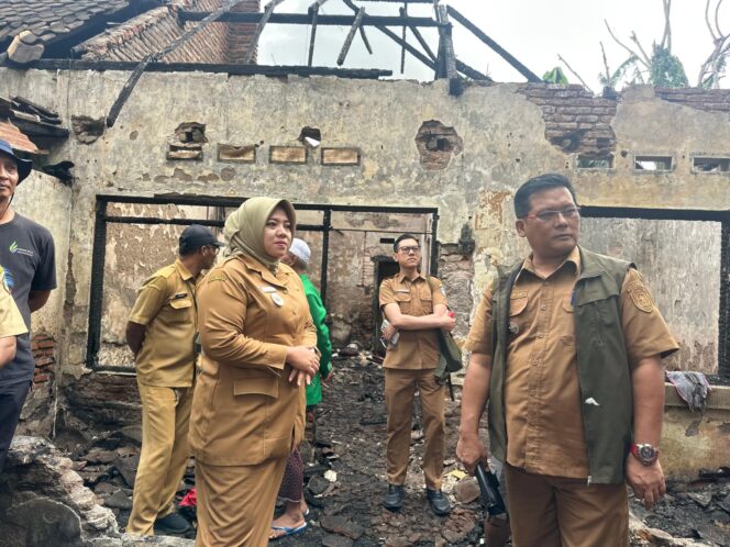 
 Rumah Kongsen PG Asembagus Hangus Terbakar, Wabup Ulfiyah Turun Langsung ke Lokasi  