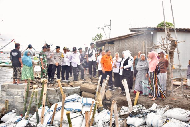 
 Sering Terjadi Banjir Rob Setiap Tahun, Pemkab Situbondo Akan Bangun Tangkis Ombak Melalui BTT