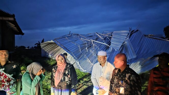 
 Usai Acara Pengajian, Wabup Ulfiyah Langsung Turun ke Lokasi Belasan Rumah Rusak Akibat Angin Puting Beliung