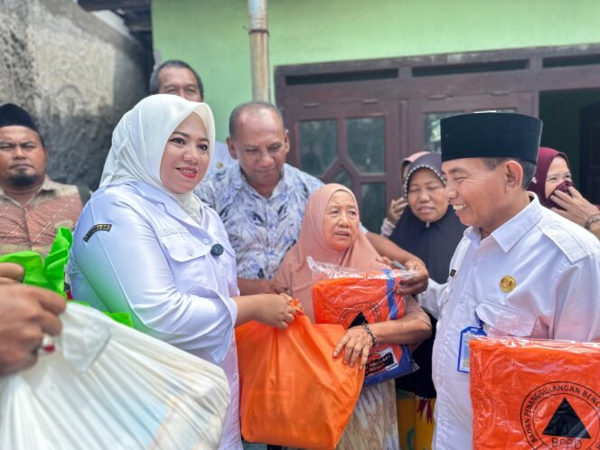 
 Wabup Ulfiyah Apresiasi Kades Besuki Dalam Membantu Korban Terdampak Puting Beliung