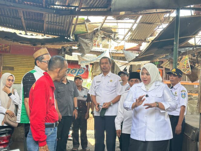 
 Atap Los Pasar tradisional Besuki Porak Poranda, Wabup Ulfiyah Pastikan Cepat Tangani Perbaikan