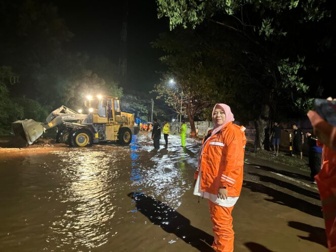 
 Beberapa Kecamatan di Situbondo Terendam Banjir, Wabup Ulfiyah Langsung Turun Ke Lokasi