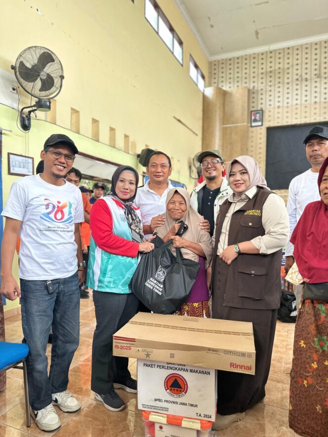 
 Zainiye Bersama Kalaksa BPBD Jatim Berikan Bantuan Paket Sembako Pada Warga Terdampak Banjir di Situbondo
