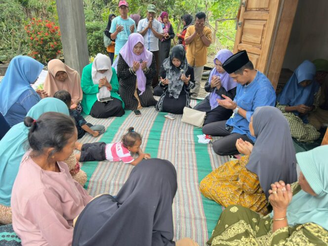 
 Selain Berikan Ratusan Paket Sembako, FES dan PS Gelar Doa Bersama Korban Terdampak Banjir