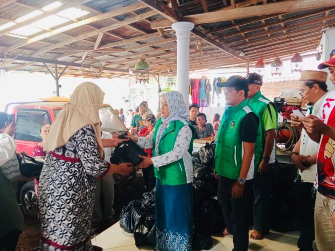 
 Selain Berikan Bantuan Ratusan Paket Sembako Pada Korban Banjir, DPC PPP dan Fraksi PPP DPRD Situbondo Berikan Support Moral
