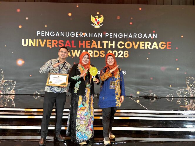 
 Melalui Program Unggulan Berantas, Pemkab Situbondo Terima Penghargaan UHC Pratama