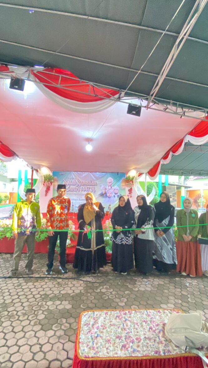 
 Resmikan Bazar UMKM Santri, Wabup Ulfiyah: Amanah Lima Wasiat Kiyai Haji Raden As’ad Syamsul Arifin Andil Dalam Ekonomi ke Ummatan