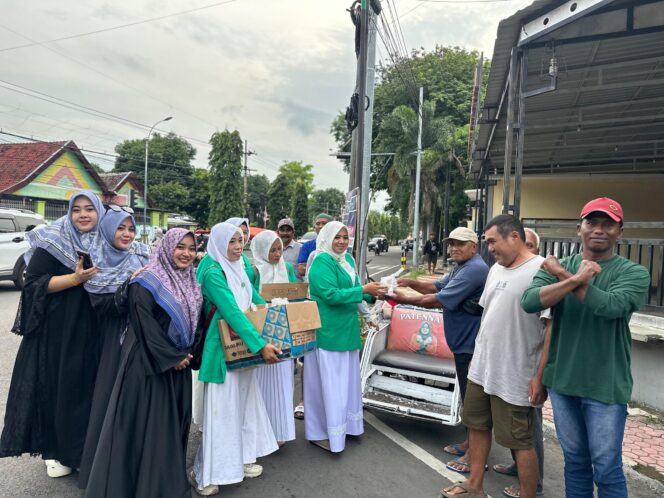 
 Fatayat NU Situbondo Bersama FES dan PS Bagikan Ratusan Takjil Gratis 