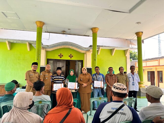 
 Wabup Ulfiyah Serahkan Bantuan BTT Untuk Korban Terdampak Bencana 