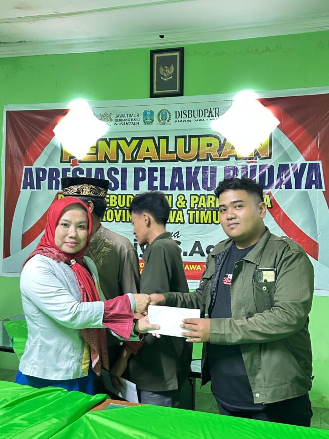
 Sebagai Bentuk Penghargaan dan Apresiasi, Anggota DPRD Jatim Zainiye Berikan Bantuan Tali Asih Pada Pegiat Seni Tradisional di Situbondo 